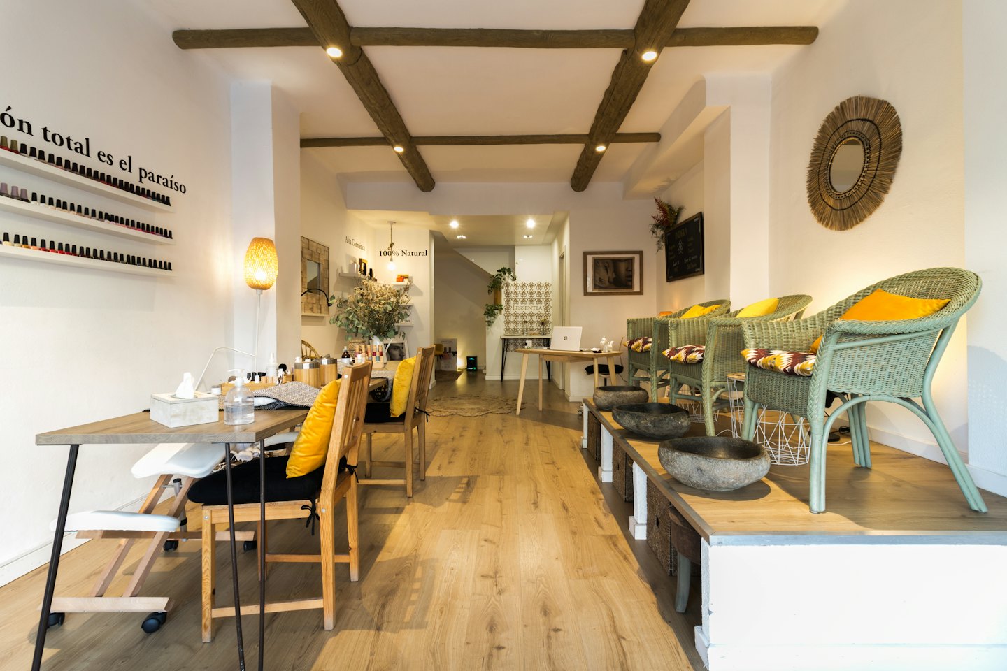 Salon moderne avec postes de manucure et fauteuils de pédicure avec bols en pierre.